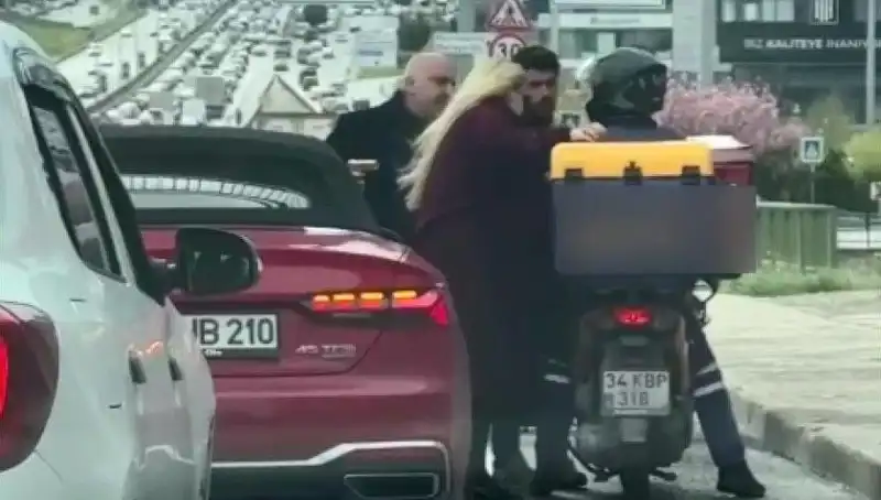 D-100'de Gerilim Dolu Anlar: Motokuryeye Silah Çekildi!