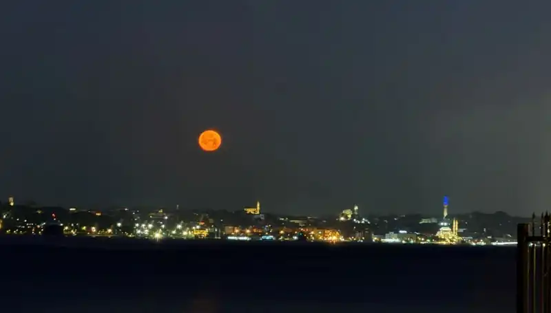 İstanbul'da "Çilek Dolunayı": Büyüleyici Manzaralar Tablo Gibi!