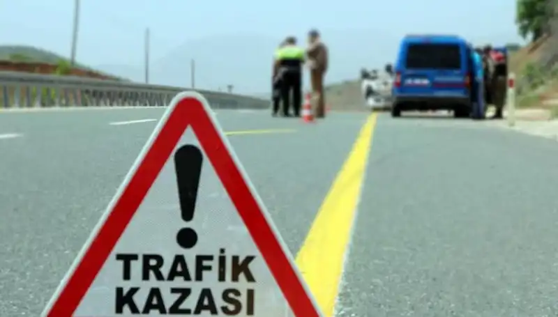 Otomobil ve Hafif Ticari Araç Çarpıştı: 6 Can Kaybı Gerçekleşti