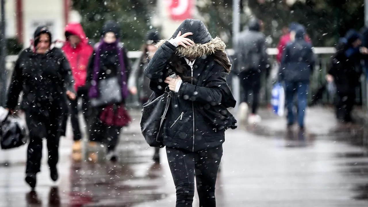 Hafta Sonu Hava Durumu: İstanbul'da Güneşli Başlangıç, Pazar Günü Yağış Bekleniyor