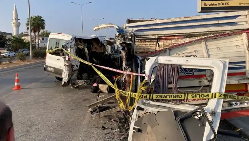 Mersin'de Tatil Yolunda Faciaya Dönüşen Kaza: İki Kişi Hayatını Kaybetti