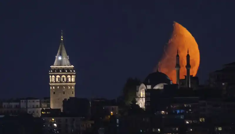 İstanbul’da Yarım Ay Geceye Işık Saçıyor: Gökyüzü Şarkıları