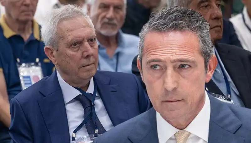 Fenerbahçe Divan Kurulu'nda Aziz Yıldırım'ın Adaylık Açıklaması Tüm Dikkatleri Çekti