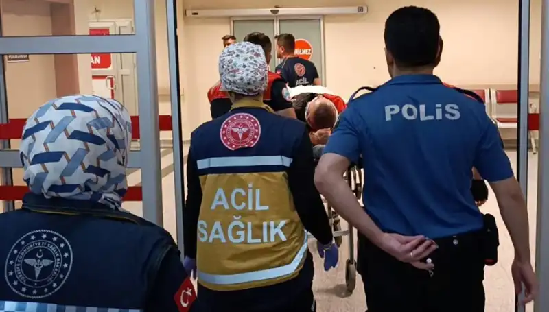 Kaza Yapan Polis Ekipleri Olay Yerinde İki Yaralıyla Karşılaştı