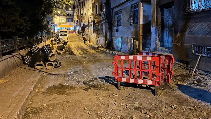 Bayrampaşa'da Altyapı Çalışmaları Sırasında Rögar Kapağı Patladı: Neler Oluyor?