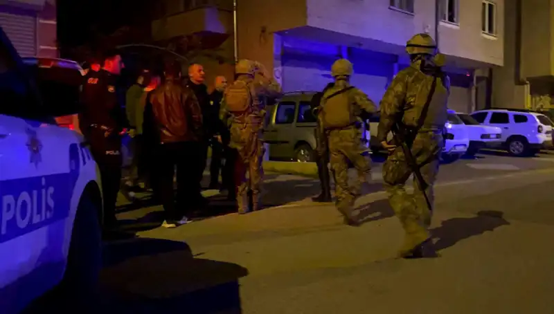 Balkondan Tüfekle Ateş Açan Şahıs, İnanılmaz Olay Sonrası Evinin Kapısını Kilitledi