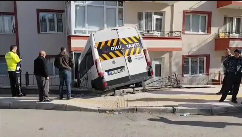 Okul Servisi Balkona Girdi: Kazada İki Öğrenci Yaralandı