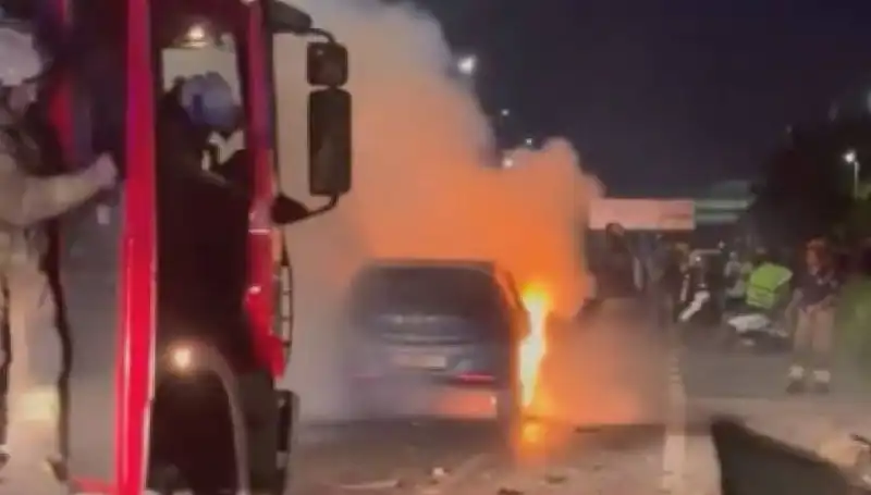 Otoyolda Bariyerlere Çarpan Araç Alev Alev Yandı: Korkutan Kaza Detayları