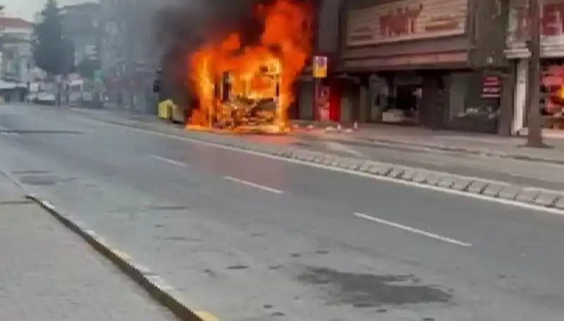 Ümraniye'de Korkunç Yangın: Aniden Alev Alan Bina Korkuttu!