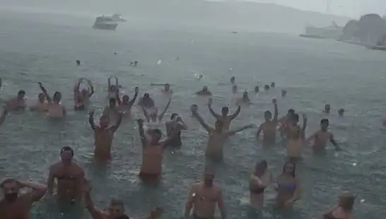 İstanbul’un Bebek Sahili’nde Yağmura Rağmen Denize Girenler Şaşırttı