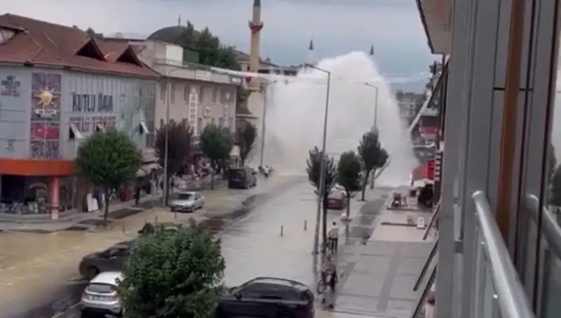 İçme Suyu Hattı Patladı: Şehri Susuz Bırakan Görüntüler Yürekleri Alevlendirdi
