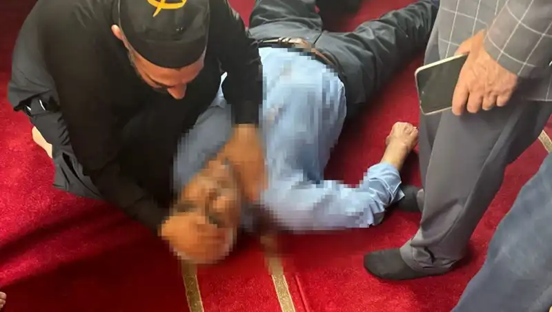 Camide Namaz Kılarken Bıçaklanan Kişi Hayatını Kaybetti: Olayın Ardındaki Gerçekler