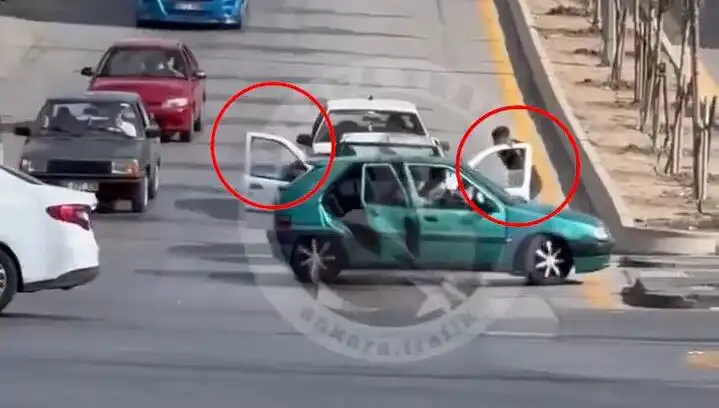 Trafikte Bıçak ve Kılıçlarla Saldıranlar Gözaltına Alındı: Olayın Detayları Ortaya Çıktı