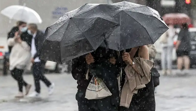 İstanbullular İçin Uyarı: Kış Soğuğu ve Sağanak Yağış Geri Dönüyor!