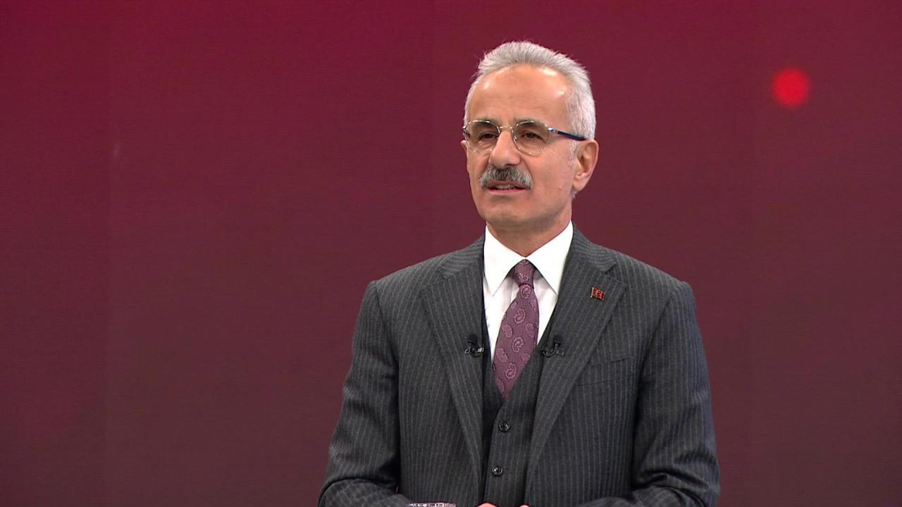 Bakan Uraloğlu, Sosyal Medya Düzenlemesi İçin Harekete Geçti