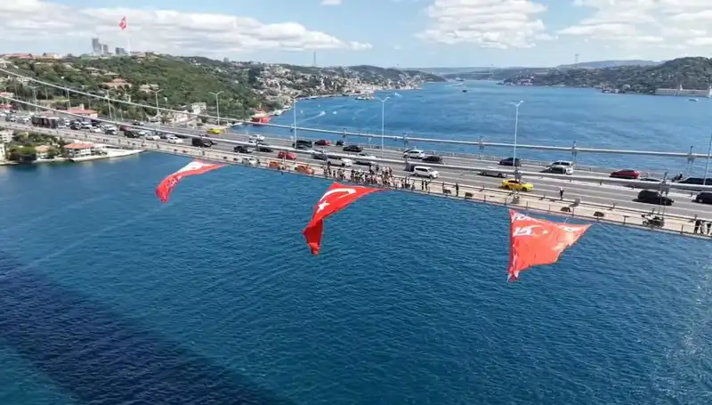 ** Tarihi Köprüde Dev Türk Bayrağı’nın Gurur Verici Sergilenişi