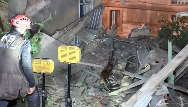 İstanbul'da Deprem Sonrası Talihsiz Çöküş: Bina Söküntüsü ve Sonuçları