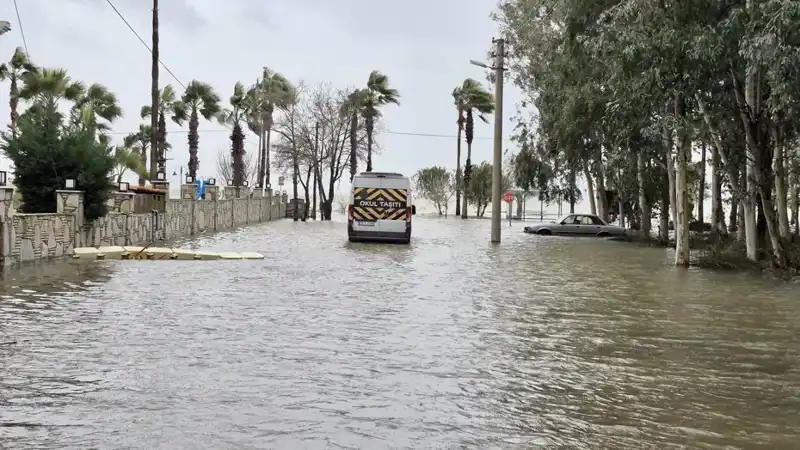 Göl Taştı, İlçeyi Vuran Sel Felaketi: Arabalar ve Eşya Suya Gömüldü