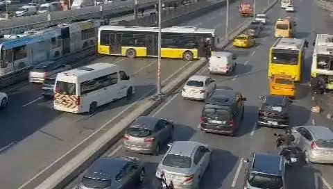 İETT Otobüsü Trafiği Kilitleyen Zincirleme Kazaya Karıştı!