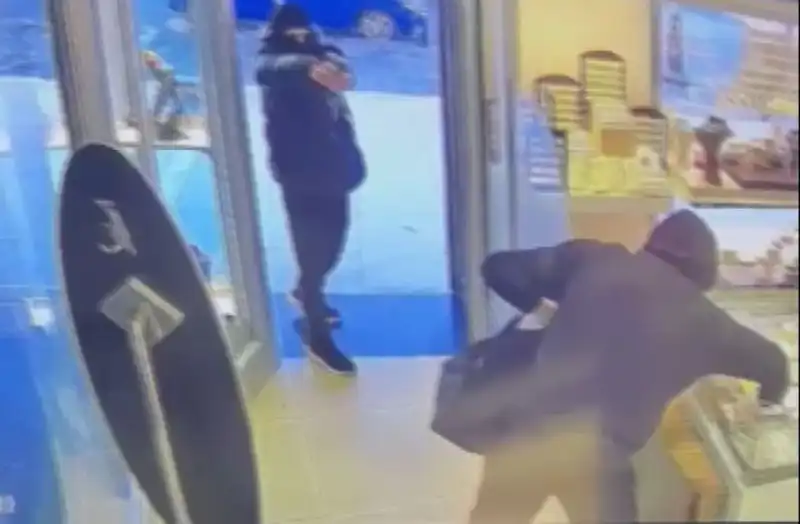 Ümraniye’de Maskeli Soyguncular dehşet saçtı: 5 Kişi Silahlı Saldırıda Bulundu