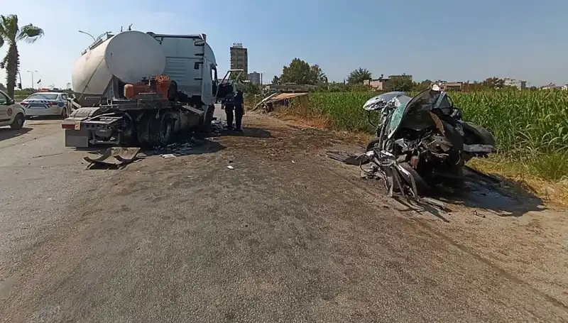 Adana'da Otomobil ile Kamyonun Tankere Çarpması Resultatı: Feci Kaza