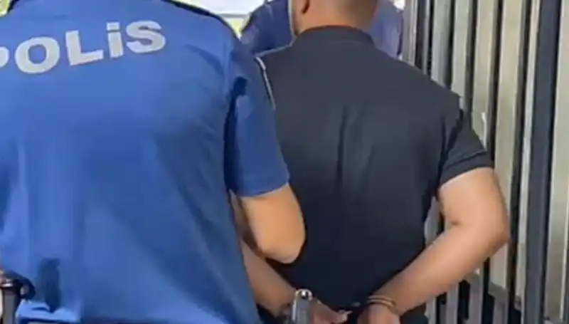 İzmir'de Polise Saldıran Şahsın Tutuklanması: Olayın Detayları ve Son Gelişmeler