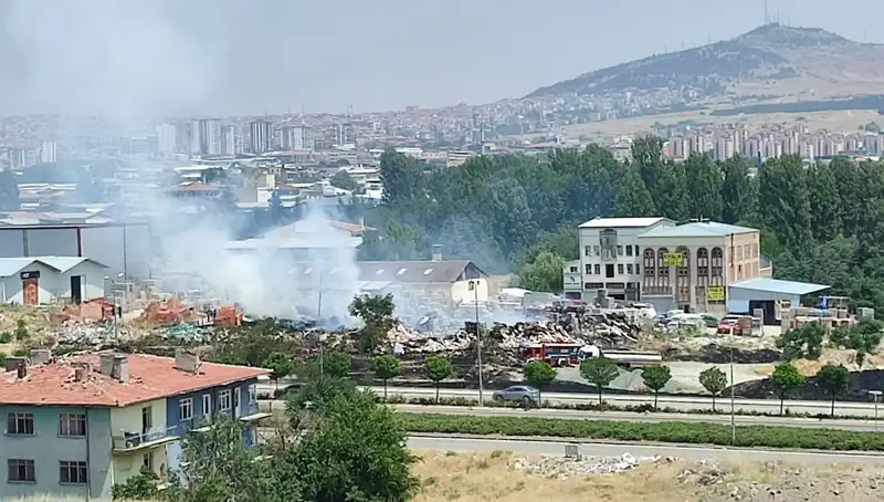 Otluk Alandan Yükselen Alevler, Depoları Kül Haline Getirdi!