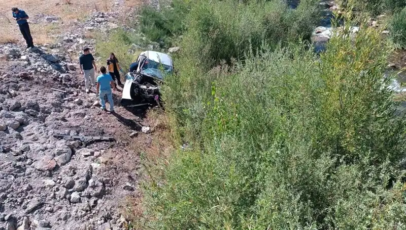 Sivas'ta Facia: Otomobil Dere Yatağına Uçtu, İki Kişi Hayatını Kaybetti