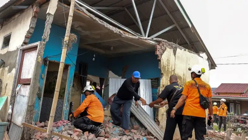 Endonezya'da 5,7 Büyüklüğünde Deprem: Mahalleyi Sarsan Güçlü Sarsıntı!