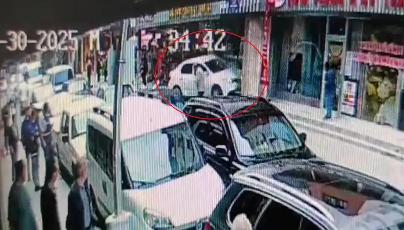 Alkollü Sürücü Mağazanın Kapısından İçeri Daldı: İki Çocuk Şans Eseri Kurtuldu