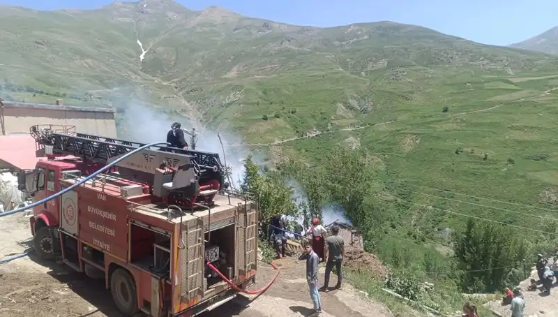 Van'da Evde Çıkan Yangında Acı Kaybı: Bir Çocuk Hayatını Kaybetti