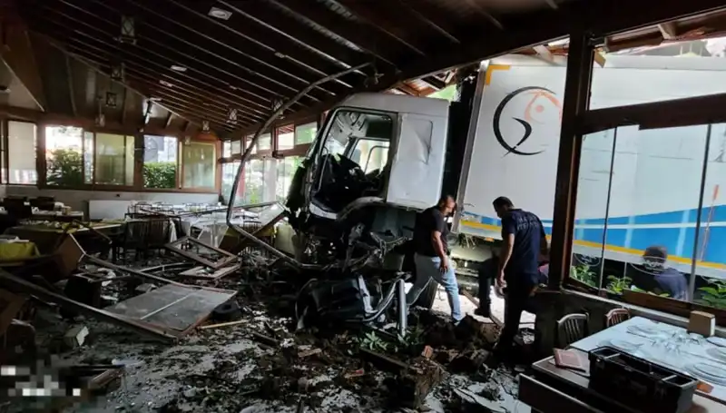 Freni Boşalan Kamyon, Popüler Restoranın Kapısını Parçaladı!