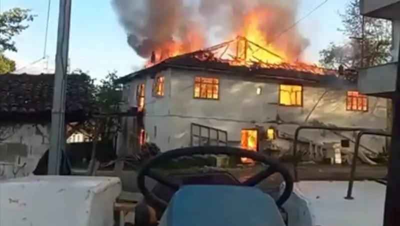 İki Katlı Evde Çıkan Yangın Bütün Mahalleyi Korkuttu!