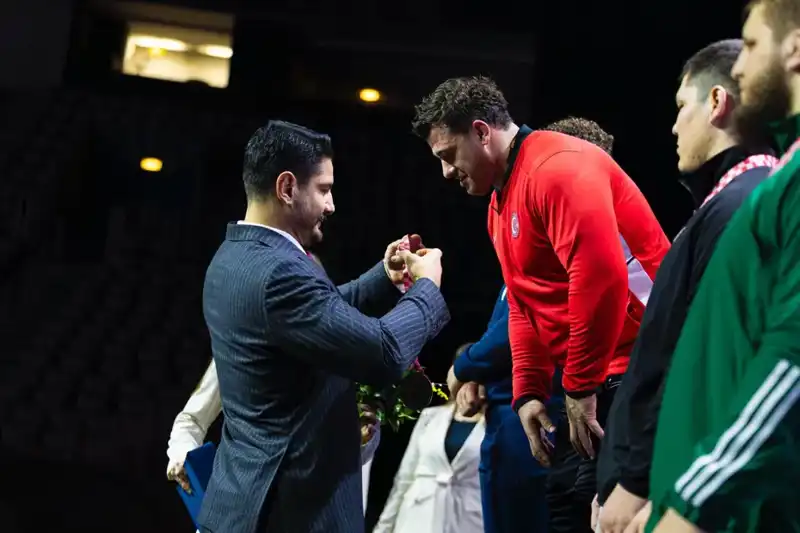 Altın Madalya ile Dönüş: Rıza Kayaalp'ın Şampiyonluk Hikayesi