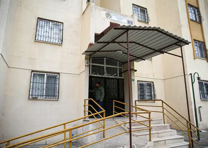 Asansörde Pes Dedirten Olay! Çatıdaki Güvencileri Çalıp Kaçtılar