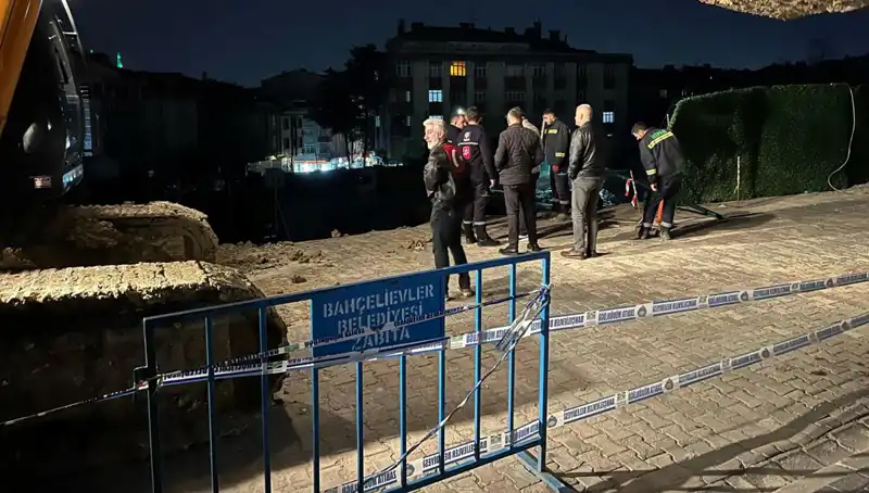 İstanbul'da İnşaat Çalışmasında Meydana Gelen Yol Çökmesi Aşırı Panik Yaratıyor!