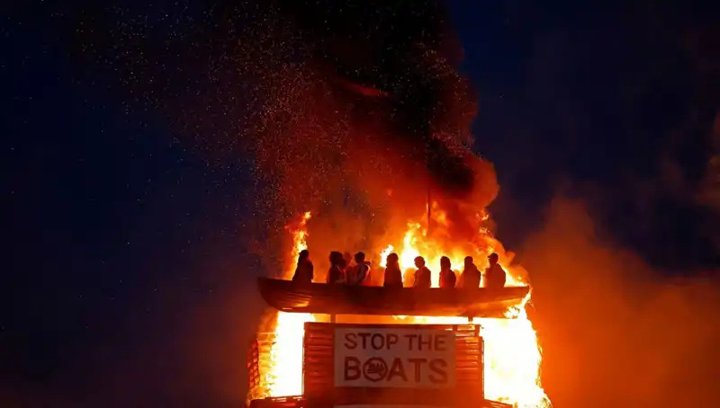 Kuzey İrlanda’da Kültürel Festivallerde Dikkat Çeken Protesto: Kuklalar Yakıldı