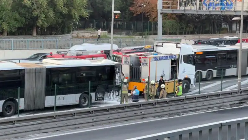 İstanbul'da Metrobüs Yangını: Trafikte Acil Durum ve Kriz Yönetimi