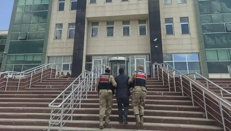 Hapis Cezasıyla Aranan Şahıs, Saklandığı Yerde Polisi Şaşırttı