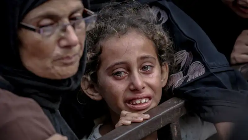 Gazze'de Açlık Krizi: İsrail Askeri Yiyecekleri Toprağa Gömünce Tepkiler Büyüyor