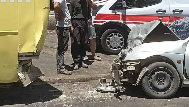Halk Otobüsü ve Otomobil Çarpıştı: Feci Kaza İki Yaralı