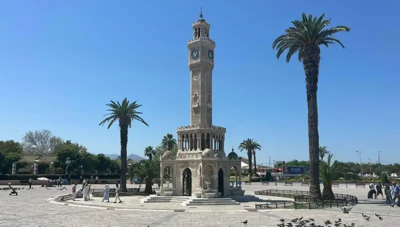 İzmir'de Kavurucu Sıcaklar: Meydanlar Boş, Hava 41 Dereceyi Buldu